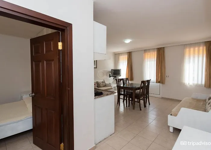 Safari Suit Hotel 4* Side